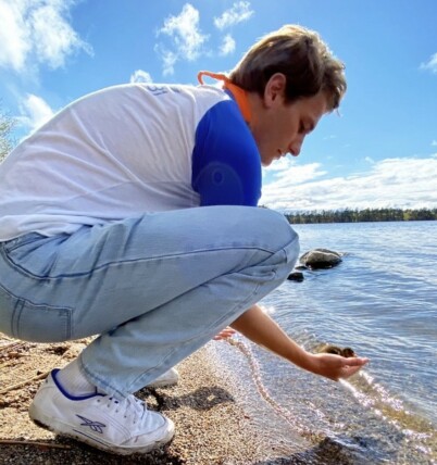 OMSORGSFULL: Andreas sier til KK at han elsker den lille andungen Ivan. Selv har han aldri hatt husdyr tidligere, og det er først nå han har forstått hvilke bånd mennesker og dyr kan ha. FOTO: Privat OMSORGSFULL: Andreas sier til KK at han elsker den lille andungen Ivan. Selv har han aldri hatt husdyr tidligere, og det er først nå han har forstått hvilke bånd mennesker og dyr kan ha. FOTO: Privat